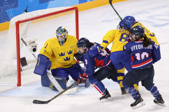 12일 오후 강원도 강릉시 관동하키센터에서 열린 여자 아이스하키 조별예선 2차전 남북 단일팀 대 스웨덴 경기. 단일팀 박종아가 슛을 시도하고 있다.